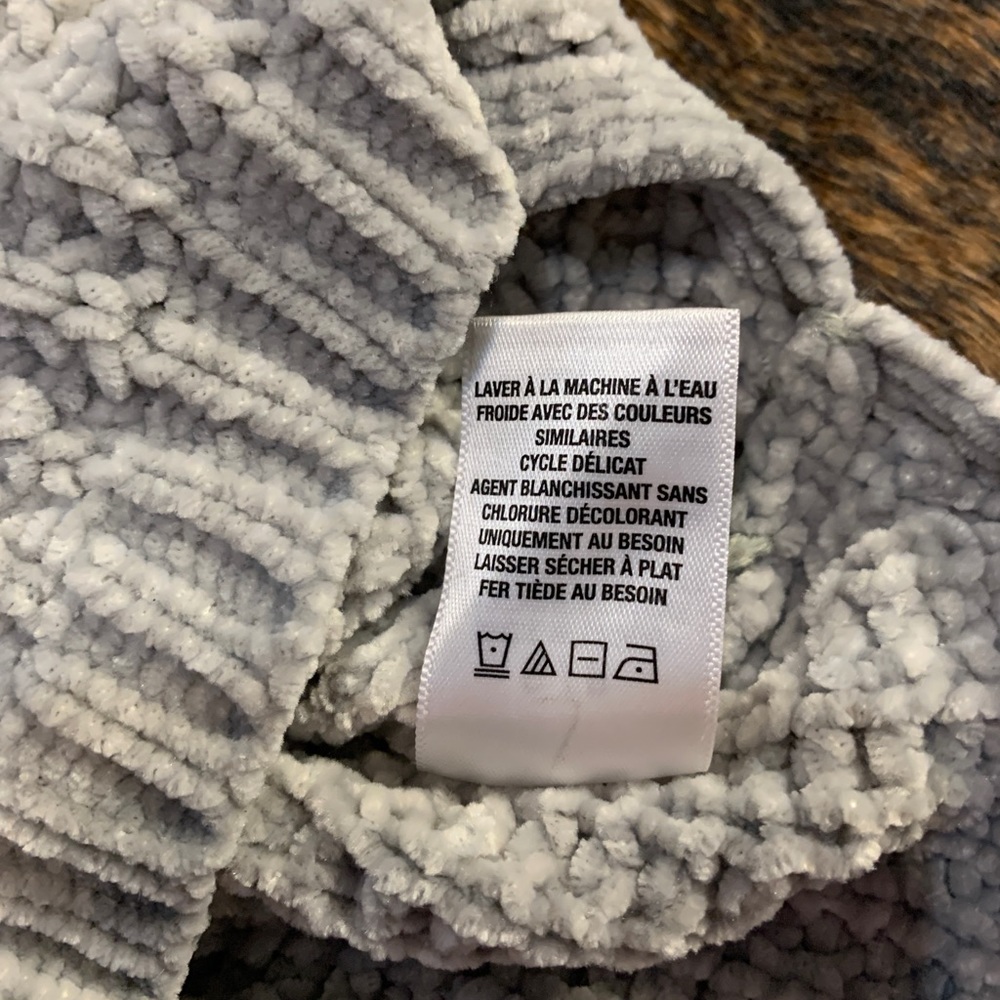 Aeropostale size Small light gray knit crew neck sweater with side slits - Picture 3 of 8